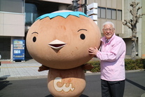 JX金属のカッパーくんと市長のツーショット