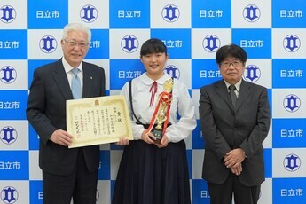 左から、小川市長、加古さん、日立将棋連盟子供クラブの矢代会長