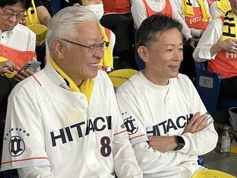 試合を観戦する小川市長と日立製作所の德永社長