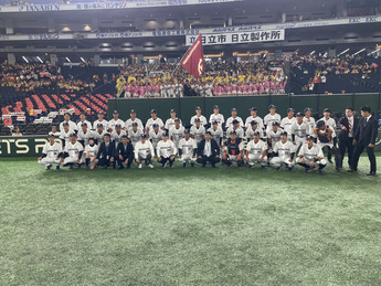 グラウンドでの野球部の集合写真