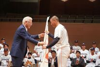 市長から野球部への市旗手交