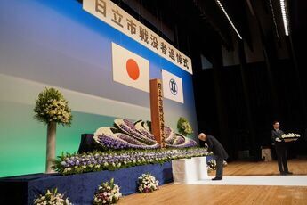 市長の献花の様子