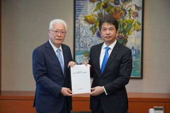 大井川知事に要望書を手交する様子