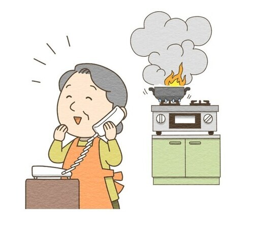 調理中電話をしている人
