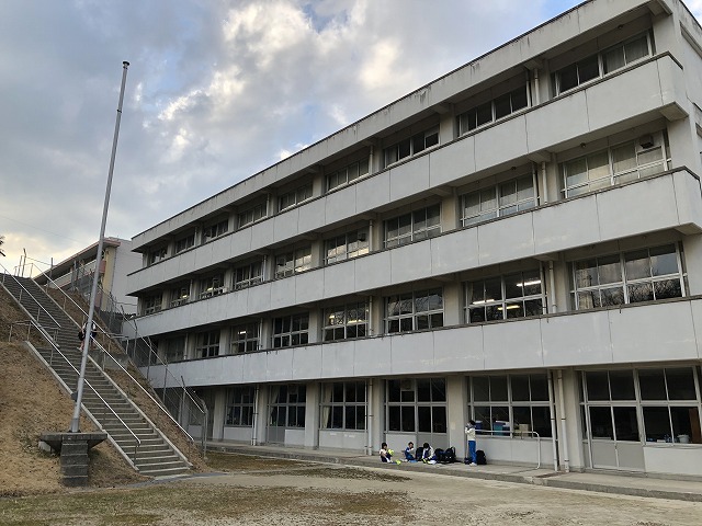 河原子中学校の校舎の写真