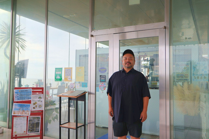 SEA BiRDS CAFE入口と坂本さんの写真