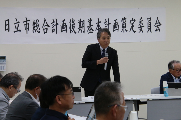 策定委員会の池内委員長発言の様子