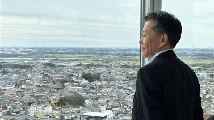 日立市を眺める徳永社長
